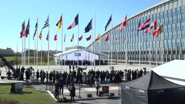 مراسم رفع علم فنلندا في مقر حلف الناتو