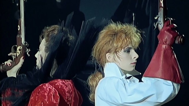 Mylène Farmer chante Libertine en live
