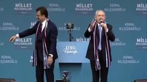 Kılıçdaroğlu'nun konuşması sırasında İmamoğlu'nun sahneye gelen yaşlı vatandaşlarla ilgilendiği anlar gündem oldu