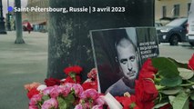 A Saint-Pétersbourg, des fleurs en hommage au blogueur militaire russe assassiné