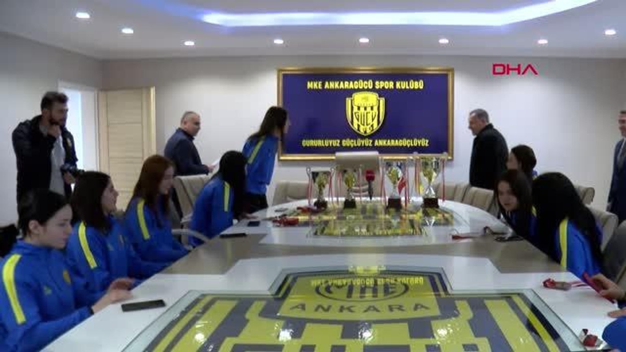 SPOR Başkan Koca, kupa kazanan kadın güreş takımını ağırladı