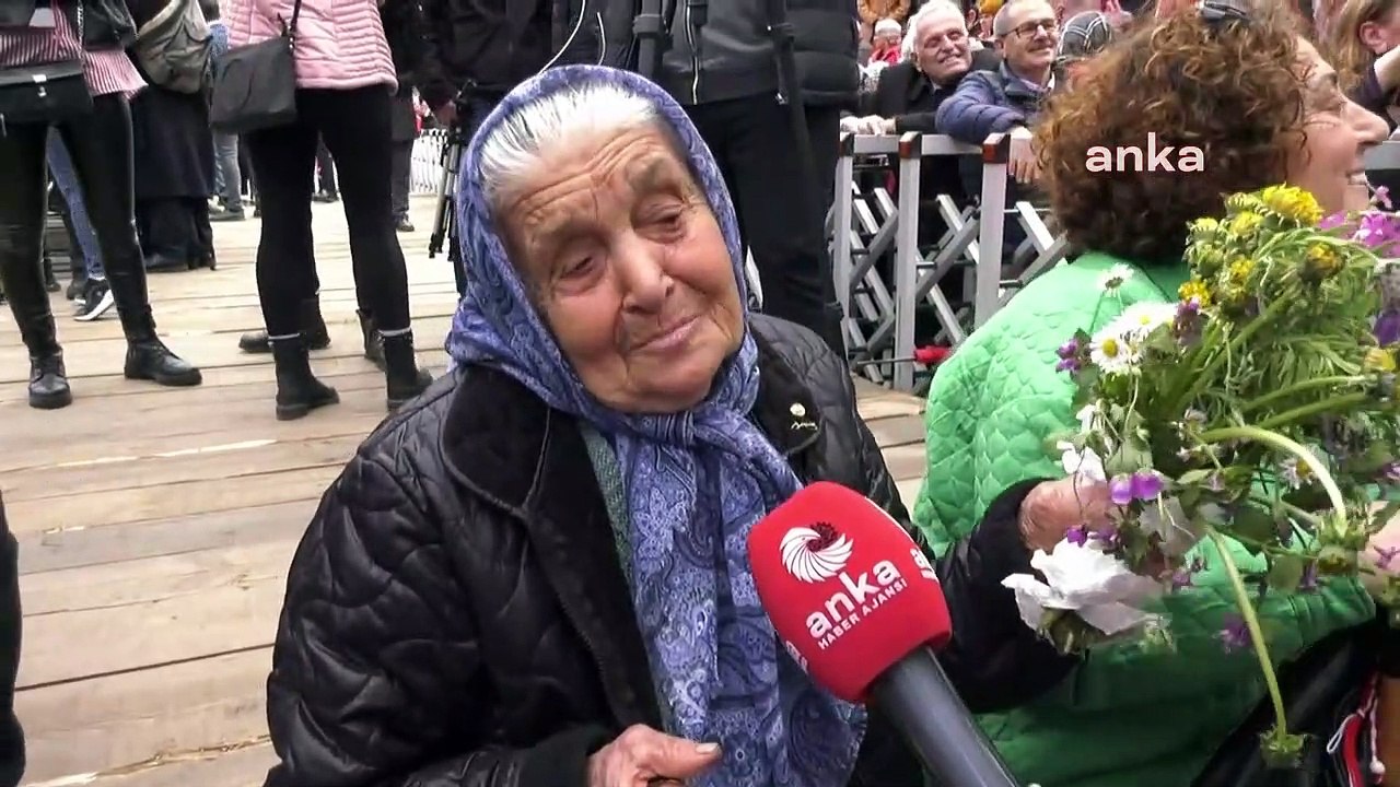 Elinde kuru soğanla miting alanına gelen vatandaş Erdoğan'a seslendi: Arabayı bıraksın, seccadeyi alıp dolaşmasın, diplomasıyla dolaşsın