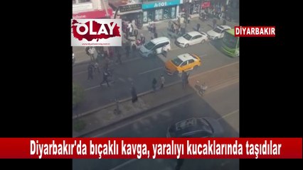 Diyarbakır'da bıçaklı kavga, yaralıyı kucaklarında taşıdılar