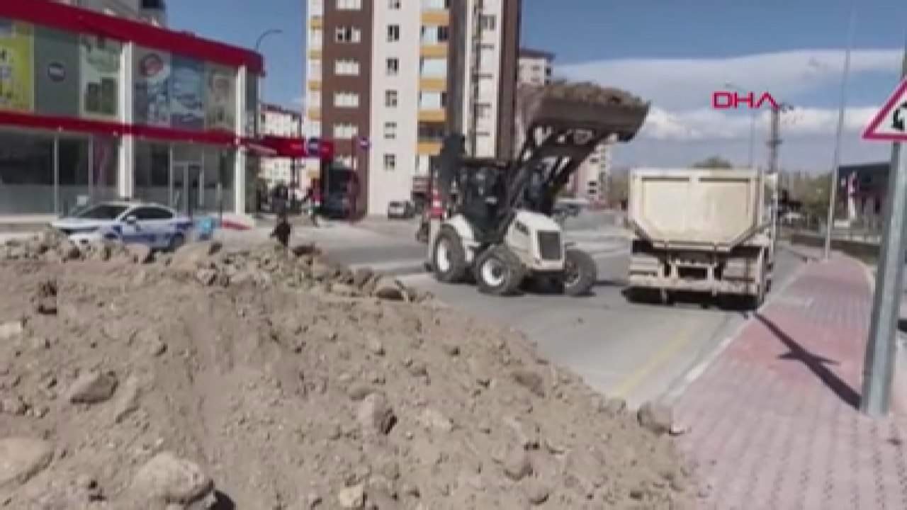 Niğde'de bir kişi, kendisine ait olduğunu iddia ettiği yolu toprak döküp kapattı 