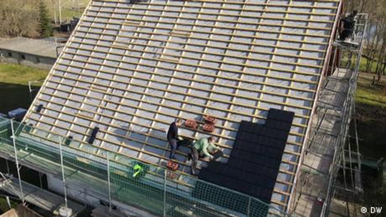 Schön und nützlich: Dachziegel als Solarmodule