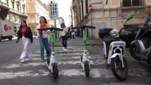 Roma no renuncia a los patinetes eléctricos, pero disminuirá su número