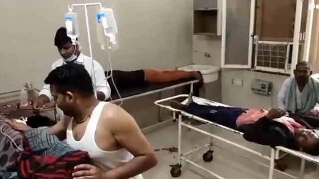फिरोजाबाद: तेज रफ्तार मैजिक ऑटो पलटा, आधा दर्जन से अधिक घायल