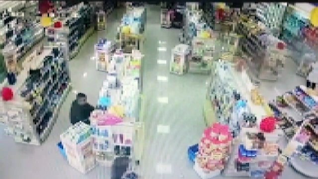 Câmera flagra homem furtando produtos em farmácia de Apucarana
