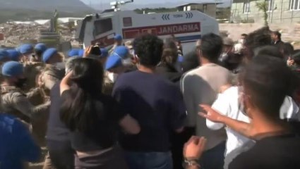 Hatay'da moloz dökümüne karşı "yaşam nöbeti" başlatan depremzedeler biber gazıyla müdahale