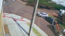 Vídeo mostra carro capotando durante colisão entre quatro veículos