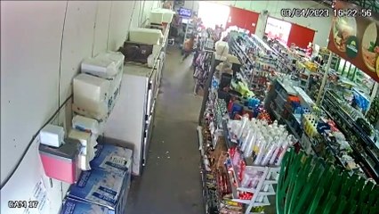 Vídeo: Câmeras flagram perseguição e tiroteio em mercado