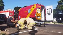 Jovem fica ferida após colisão entre carro e moto no centro de Umuarama