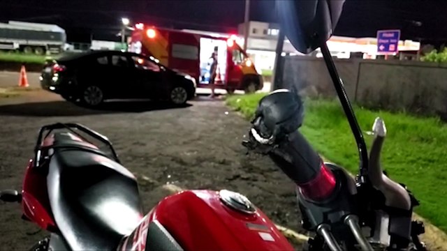 Colisão entre carro e moto deixa jovem de 19 anos ferido na Avenida Carlos Gomes