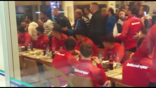 Manisa'da Balıkesirsporlu Taraftarlar, Maç Dönüşü Restoranda Futbolculara Saldırdı!