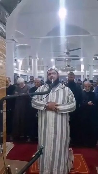 ♥️ بلی کی امام سے مانوسیت تراویح میں قرآن کی تلاوت کرتے ہوئے امام کا منہ چوم لیا