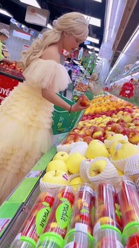 Phúng Phính tái xuất phố thị: Diện mạo khác lạ, liên tục đổi style