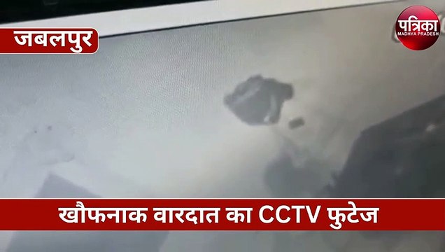 नकाबपोश बदमाश ने पेट्रोल पंप चौकीदार पर किया कुल्हाड़ी से हमला, खौफनाक वारदात का CCTV आया सामने