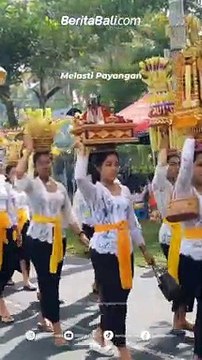 Rabu (5/4) pagi, sedang berlangsung melasti di Kecamatan Payangan, Gianyar. Bagi pengendara yang akan melintas melewati jalan raya Payangan agar mencari jalan alternatif lainnya. .