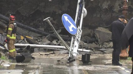 경기 성남시 정자동 교량 일부 붕괴...보행자 2명 사상 / YTN