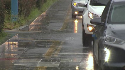 [날씨] 전국 많은 비... 제주도· 남해안엔 태풍급 비바람 / YTN