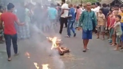 হরিশ্চন্দ্রপুরঃ যুবকের মৃত্যু, রাস্তায় দাউ দাউ করে জ্বলছে আগুন দেখুন ভিডিও