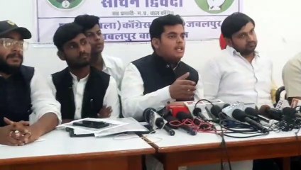 जबलपुर में बेरोजगारी के खिलाफ जल सत्याग्रह