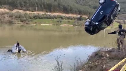 Araç gölete düştü: 2 ölü