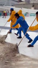 ما شاء الله المشهد الجميل لعمال النظافة أثناء هطول الأمطار في الحرم المكي_ المباشر _