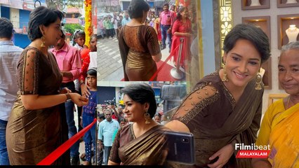 Lena At Kochi: ഈ പ്രായത്തിലും ലെന എന്ത് സുന്ദരിയാ