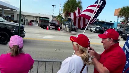 Los partidarios de Donald Trump le apoyan a su salida del juzgado