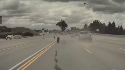 Tesla Registra Acidente Assustador: Veja o Vídeo Impressionante