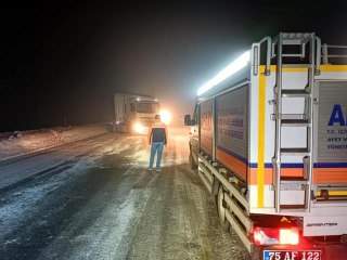 Ardahan'da kar ve tipi nedeniyle tırlar Sahara Geçidi'nde mahsur kaldı
