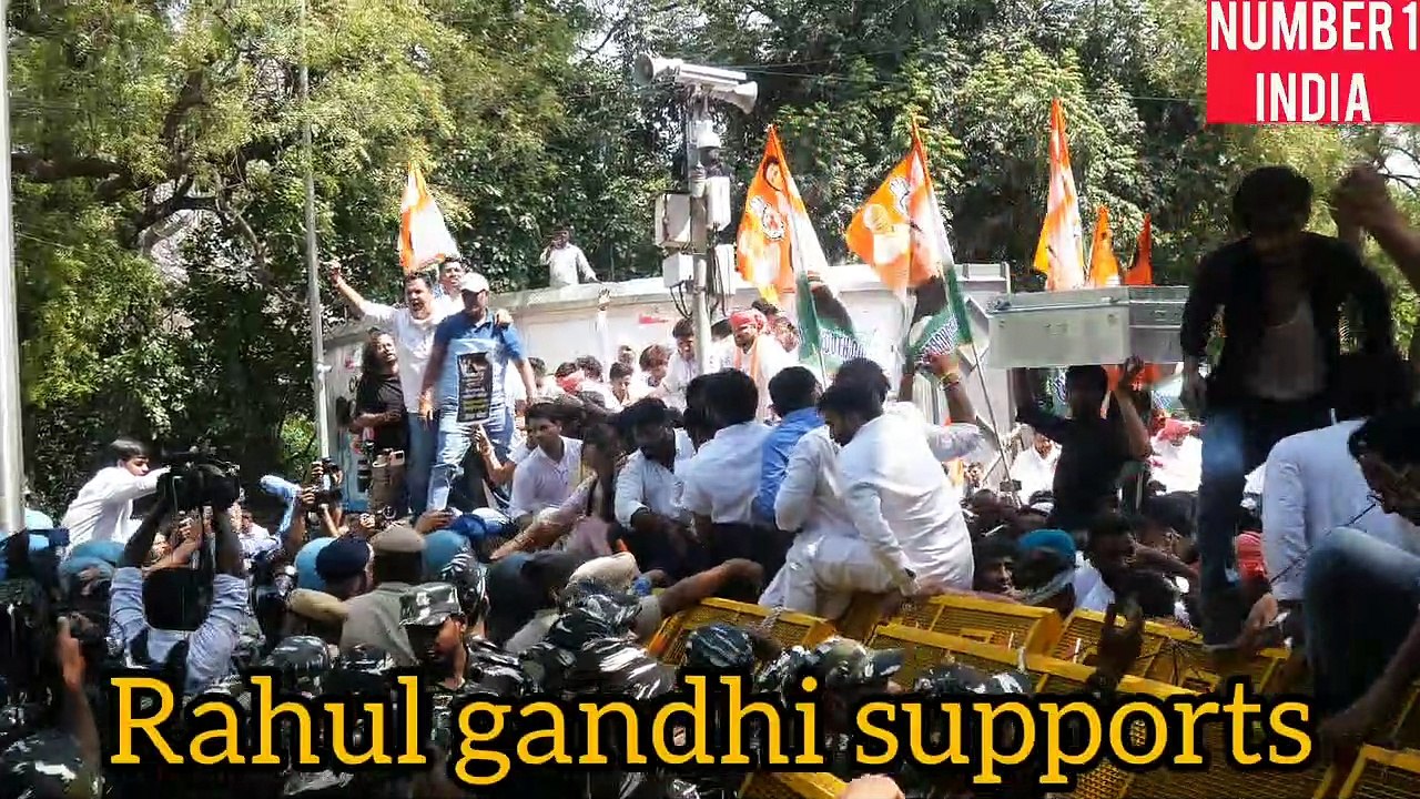 Rahul Gandhi supports disobey the police instructions