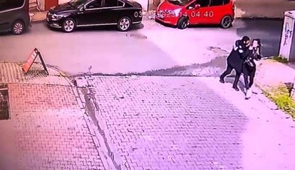 Sevgilisi olduğu iddia edilen kadını, kendisinden kaçarken yakalayıp böyle darp etti