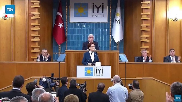 Meral Akşener grup toplantısında kürsüde bulunan mermileri etrafa saçarak konuştu: Tüm bunlara göğüs gerip milletimize güneş olacaksınız, söz mü?