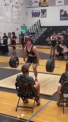 Un adolescent perd presque la vie à cause d'un épaulé-jeté raté