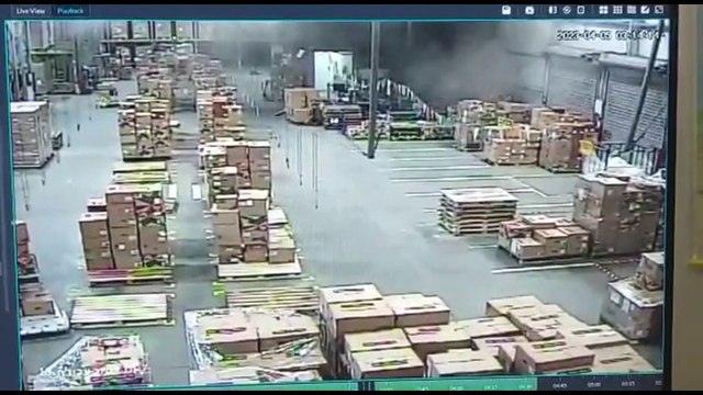 لحظة سقوط صاروخ على مصنع في مستوطنة سديروت