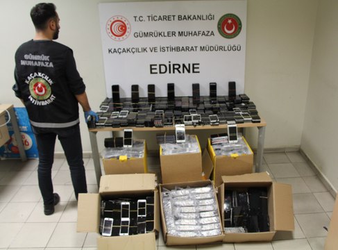 Kapıkule Gümrük Kapısı'nda 6 bin akıllı telefon ekranı ele geçirildi