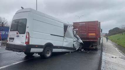 BÜYÜKÇEKMECE'DE MİNİBÜS TIR'A ÇARPTI: 1 YARALI