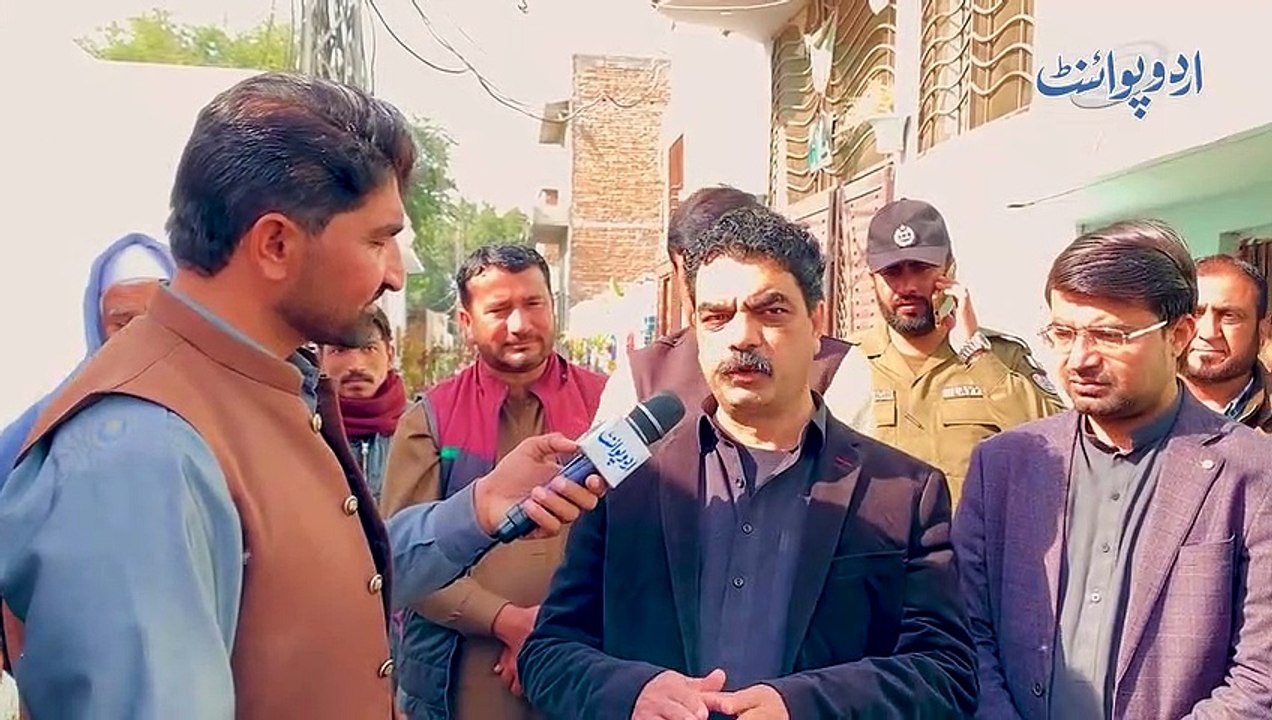 Na Shahana Protocol Na Bari Seat Ka Roab - Wo DC Jo Khud Roads Se Kachra Utha Ke City Clean Karta Ha