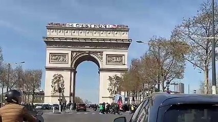 Retraites - Des manifestants de la CGT déploient une banderole géante sur l’Arc de Triomphe à Paris: "64 c’est non !" - Regardez