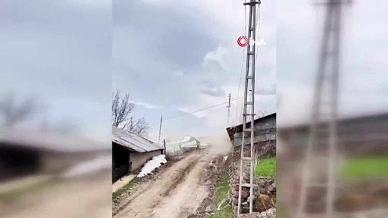 Kahramanmaraş depreminde Giresun'da hasar gören tarihi caminin minaresi iş makinesi ile yıkıldı