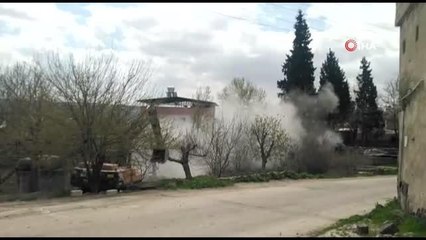 Ağır hasarlı caminin minaresi kontrollü olarak yıkıldı