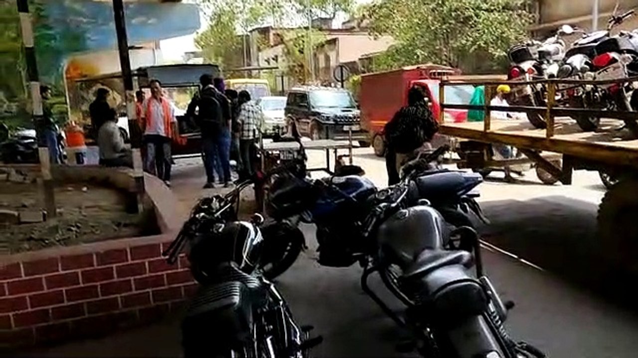 बुलेट में मॉडिफाई साइलेंसरों की यातायात पुलिस ने की जांच, चालकों पर हुई कार्रवाई