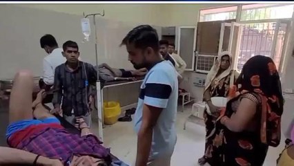 फिरोजाबाद: सवारियों से भरा ऑटो असंतुलित होकर पलटा, देखें वीडियो