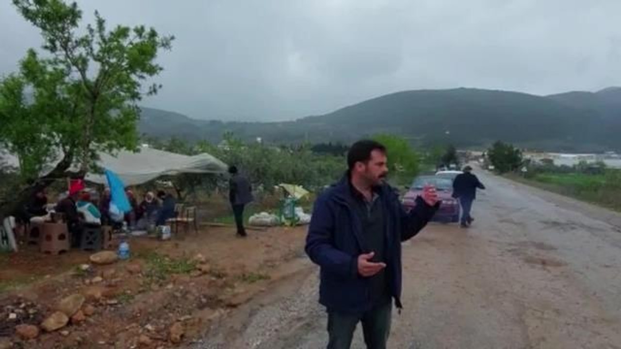 Muğla'da Köylüler Çimento Fabrikası İnşaat Alanına Giren Araçların Yolunu Kesti... Şirket Araçlarını Geri Çekti