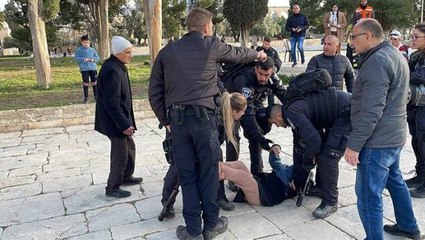 İsrail güçlerinden Mescid-i Aksa'ya saldırı! Avluda namaz kılmalarına da izin vermediler