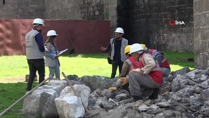 Depremde zarar gören Diyarbakır Surları'nda moloz ayrıştırma ve belgeleme çalışmaları başladı