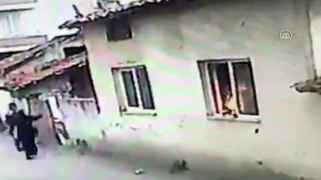 Yangın paniği! Yaşlı adamı alevlerin arasından böyle kurtardılar