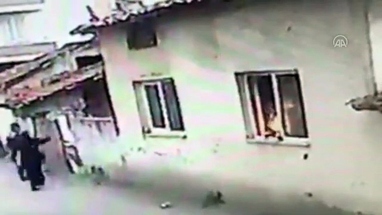 Yangın paniği! Yaşlı adamı alevlerin arasından böyle kurtardılar